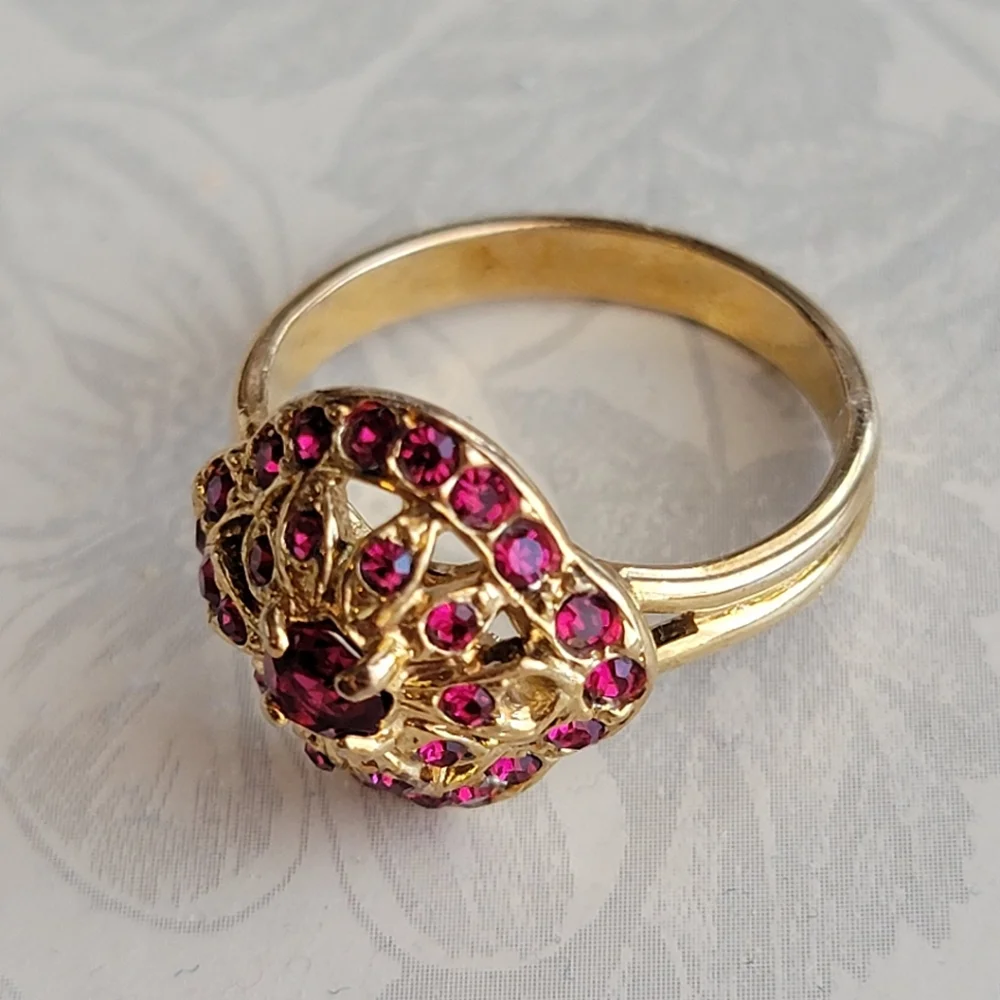 Beautiful Vintage Ring Simulated Ruby Gemstone Cluster Gold Tone Size 8 Flawed